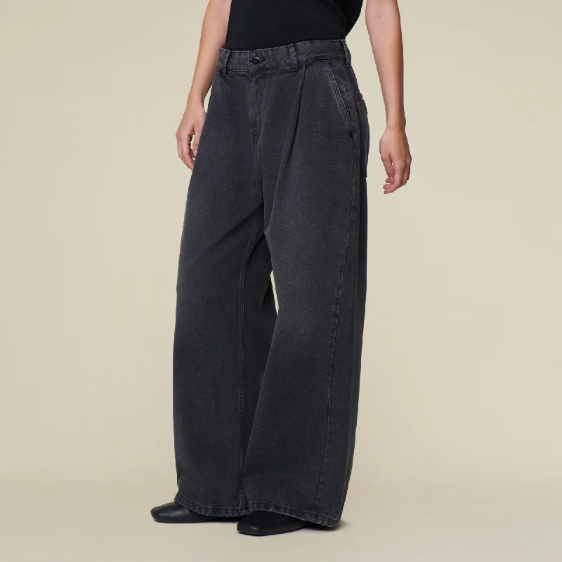 Warm and substantial Beatrix Pleats Main Black Darkness - Low Rise Wide Fit