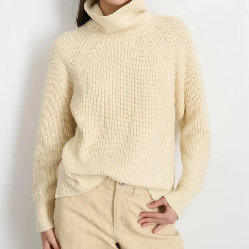 Comfortable Design Chelsea Turtleneck Sweater In Cream