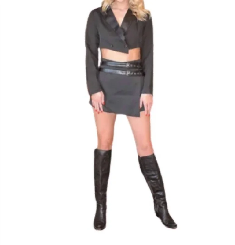 Comfortable And Casual Buckle Assymetric Skort In Black